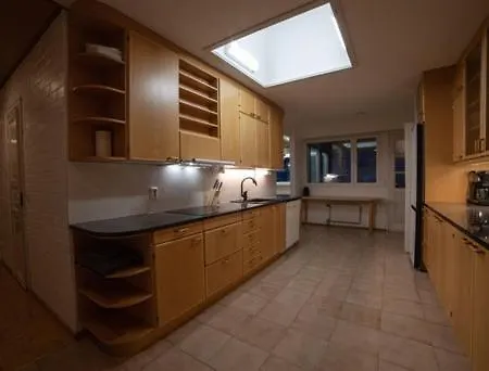 Maenty 200 M2 Arkkitehdin Suunnittelema Kaupunkikoti Rauhallinen Sijainti Sauna Autokatos וילה